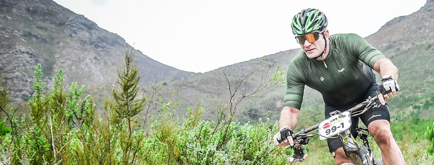 Biker mit Salice Occhhiali Brille und Helm im Gebirge